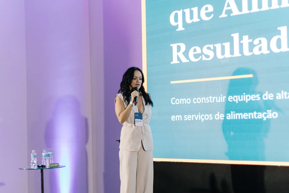 Amanda Chagas palestrando em evento sobre alimentação coletiva